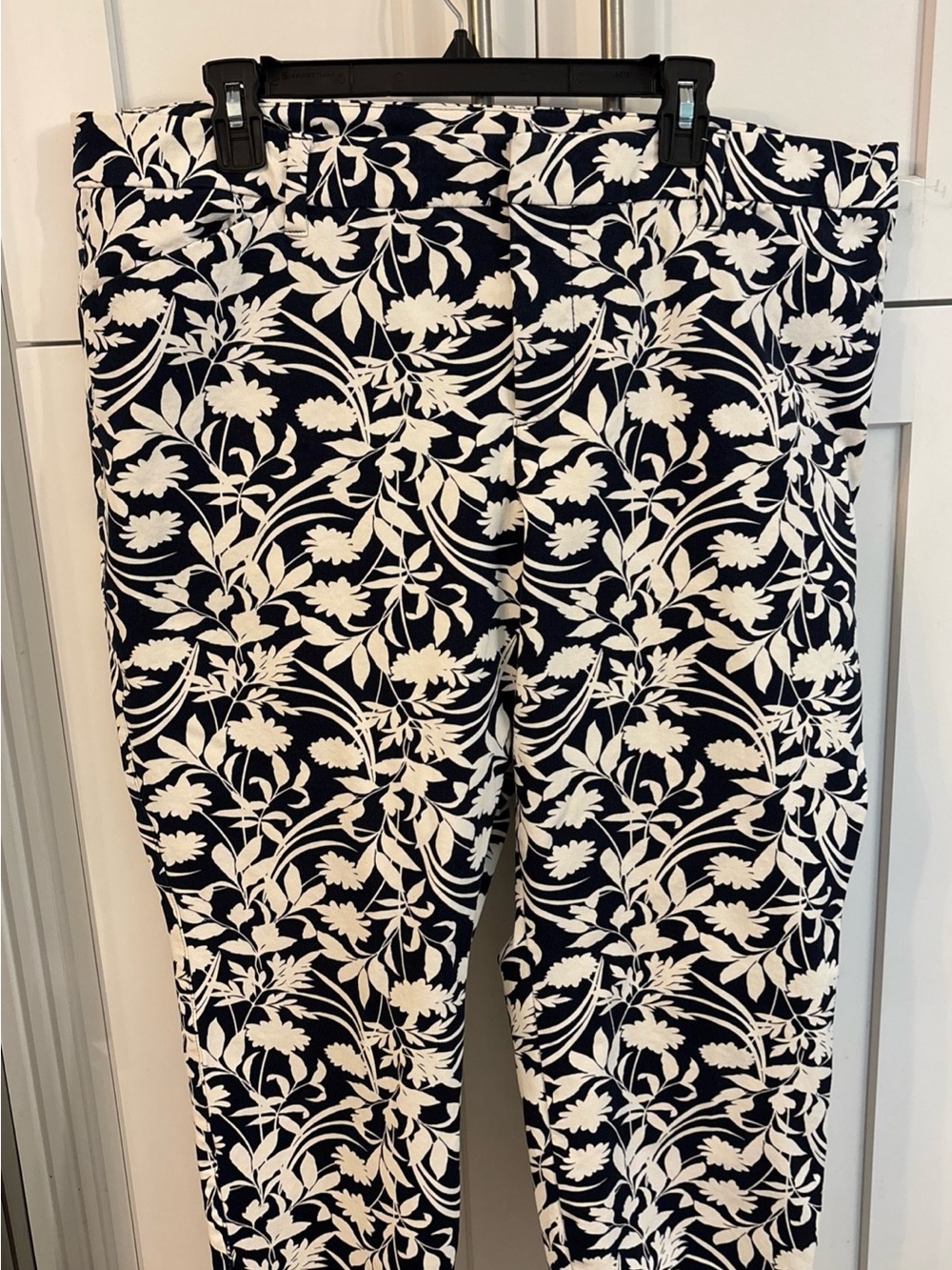 Old Navy Pixie Pants Women’s Size 20 Blue White Floral Skinny High Rise. Stretch